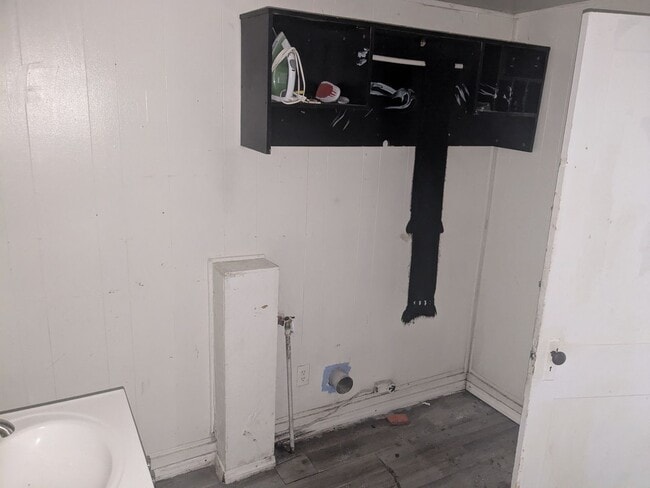 Building Photo - 3 Bed 1 Bath with Large Yard, Workshop, and Laundry Hookups