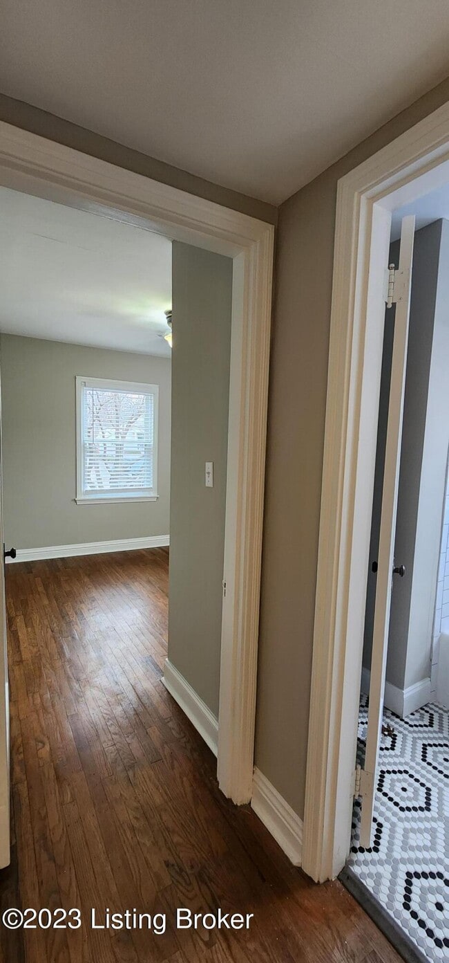 Building Photo - 208 Colonial Dr