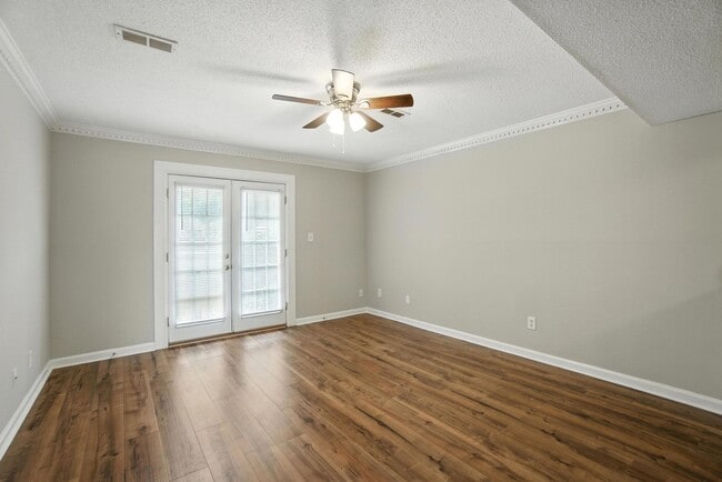 Building Photo - Updated Brick Condo in the Heart of Downto...