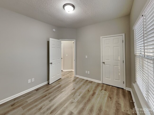 Building Photo - 111 Glendevon Way