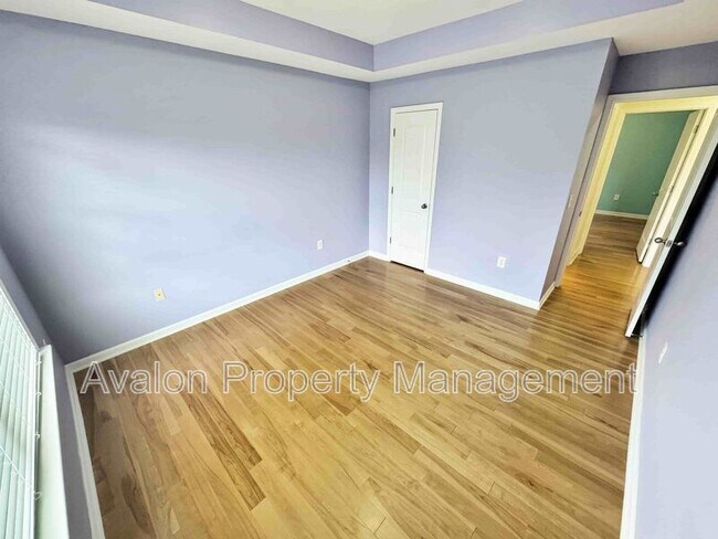 Building Photo - 2435 Manor View