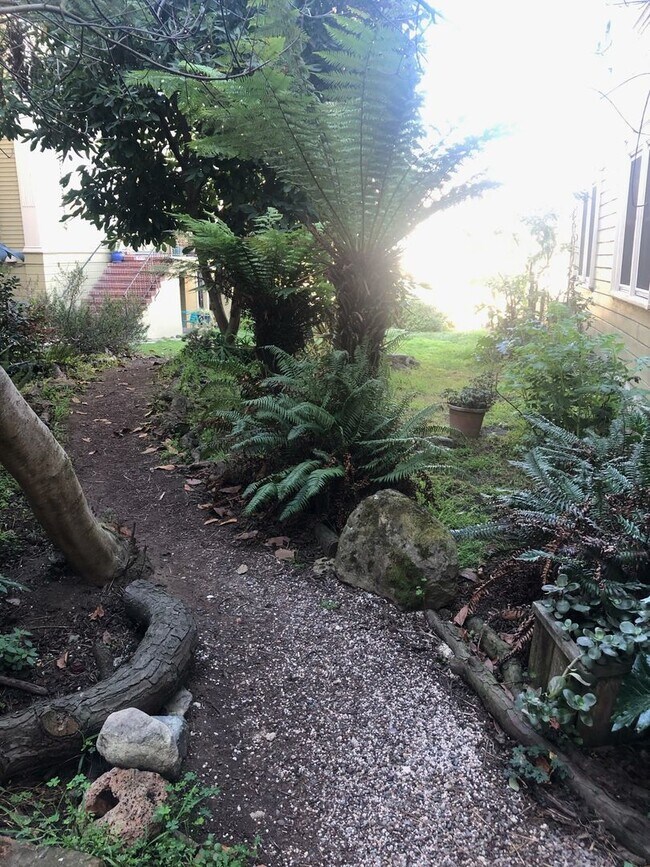 Building Photo - 1 bedroom w/ Washer and Dryer**Excellent City View! Open Sat/Sun, 3-4.