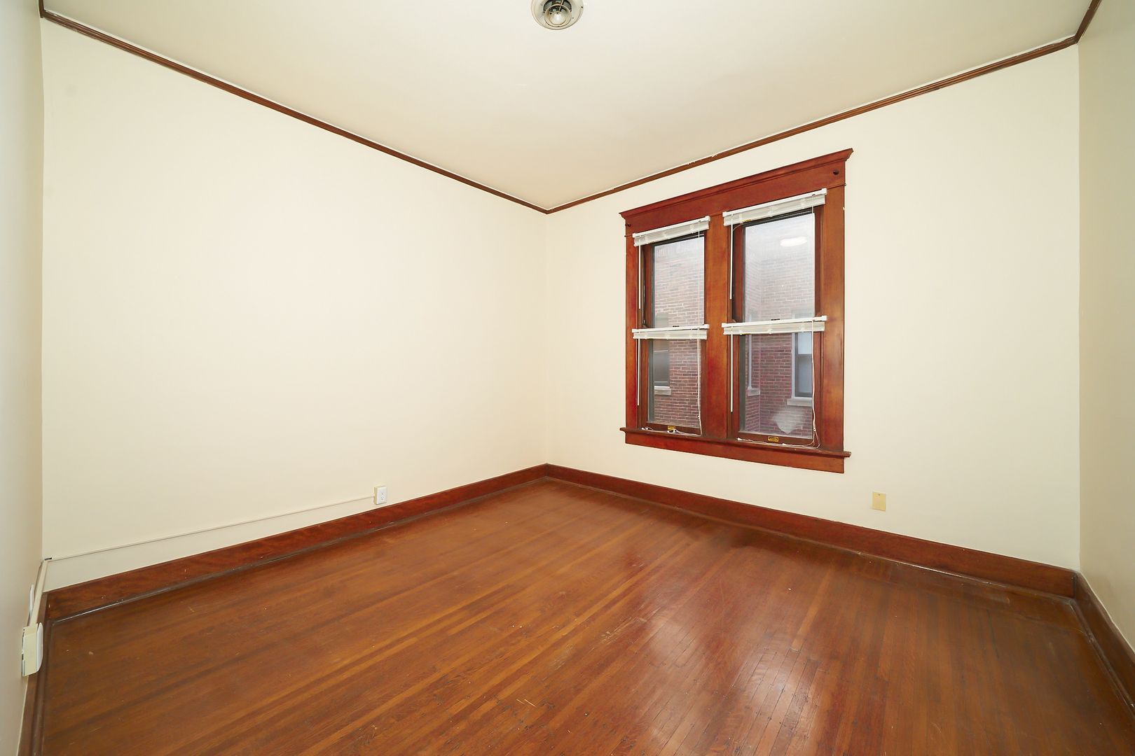 Building Photo - Huge One Bedroom on Near North Side
