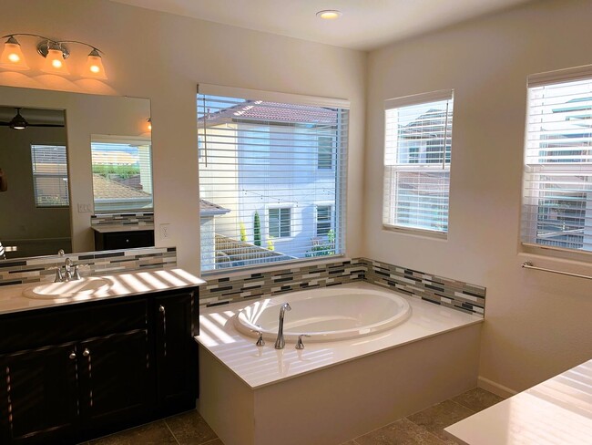 Building Photo - GORGEOUS 4 BED 3BATH HOME - DOWNSTAIRS BED...