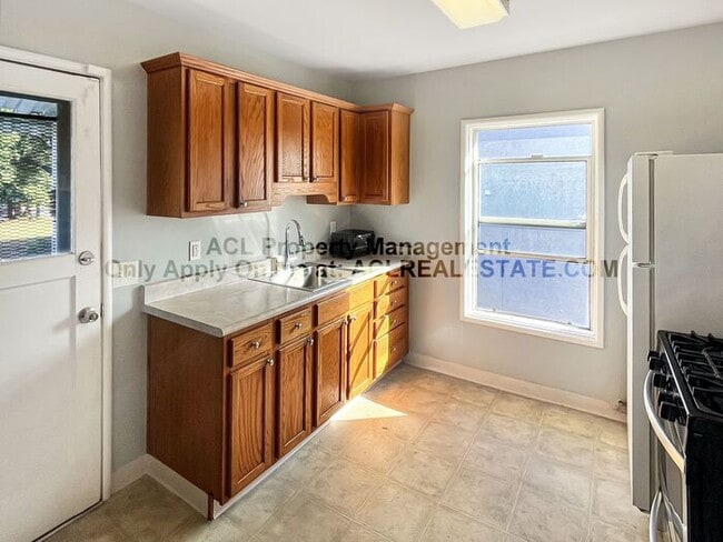 Building Photo - Charming & Affordable 1 Bedroom Home Acros...