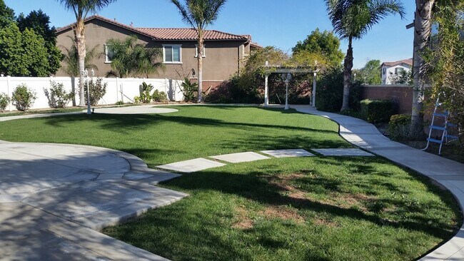 Building Photo - Wonderful 5 Bedroom 3 Bathrooms home in Ch...