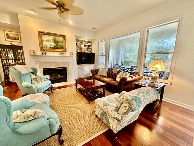 Building Photo - Spacious Beautifully Appointed Two Bedroom...