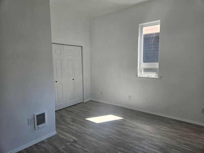 Building Photo - 703