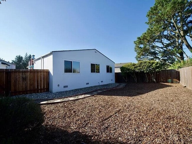 Building Photo - 621 Forest Lake Dr