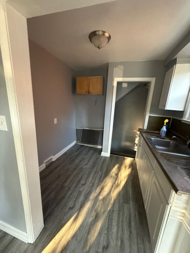 Building Photo - 3 Bedroom Home In Detroit