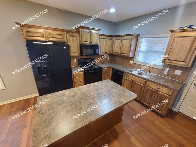 Building Photo - Beautiful Updated Townhome in Downtown KCK-Coming SOON!!