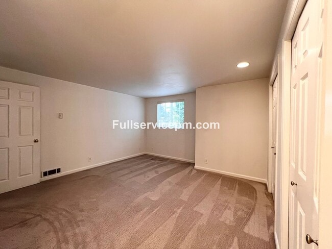 Building Photo - Stylish and Updated Newport Crest Condo
