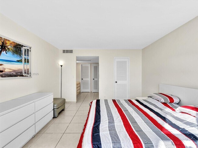 Building Photo - 3140 S Ocean Dr