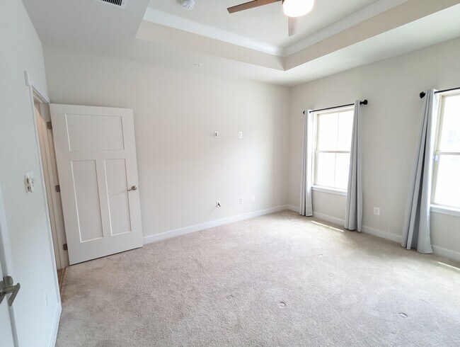 Building Photo - Stunning villa in the Harrison Terrace com...