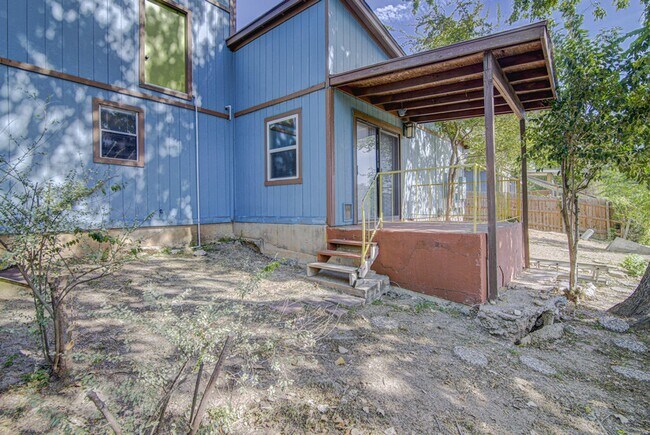 Building Photo - 1807 Briar Hill Dr