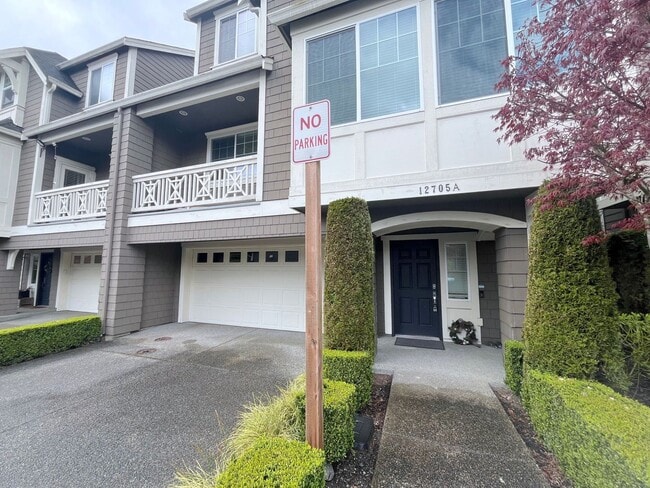 Building Photo - Spacious 4-Bedroom/3.5-Bathroom Townhome i...