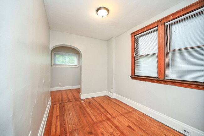 Building Photo - 2125 W Clifton Ave