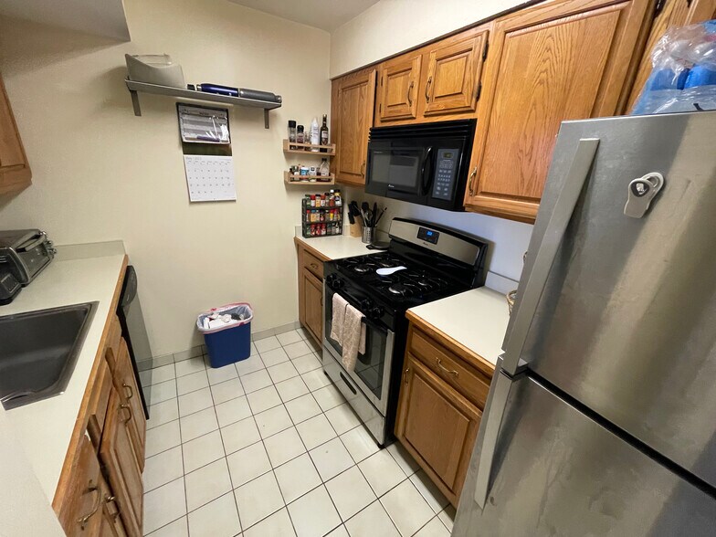 Building Photo - 147 Kelton St