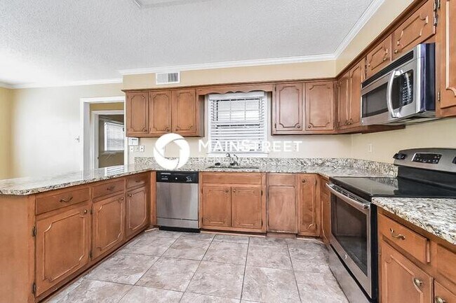 Building Photo - 5 Bedroom Pet-Friendly Home in Cordova, TN with Main Street Renewal