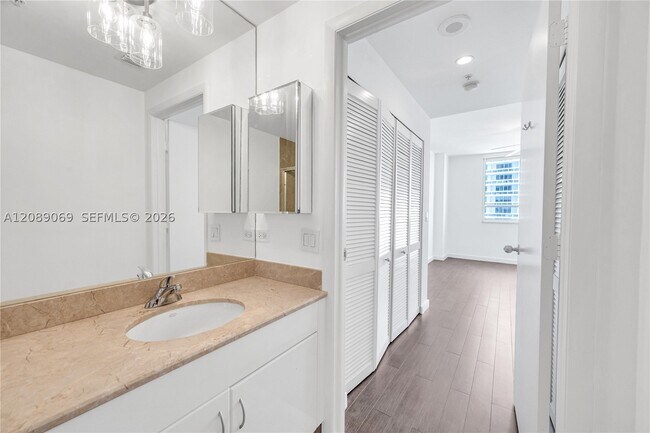 Building Photo - 801 Brickell Key Blvd