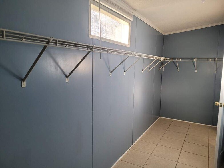 Building Photo - 22696 Lakeway Hbr