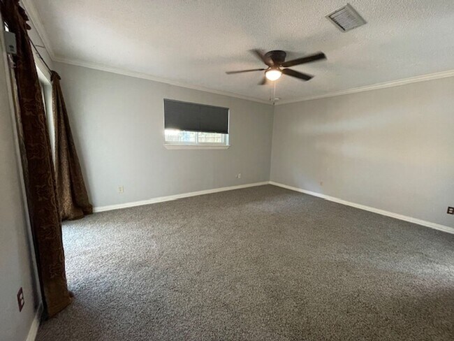 Building Photo - 220 Shady Lake Dr