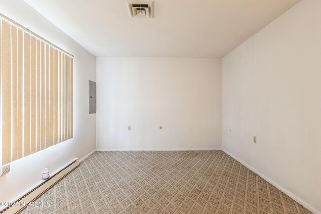 Building Photo - 873A Balmoral Ct