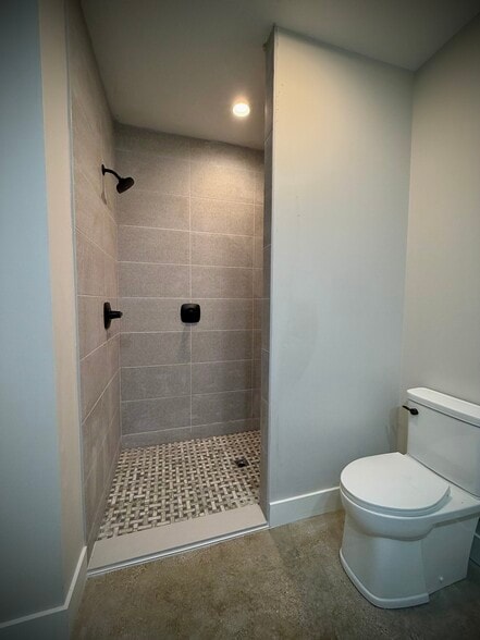 Walk-in Shower with dual shower heads - 10671 US 31