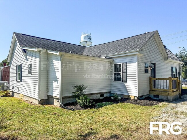 Building Photo - 109 SE Railroad St