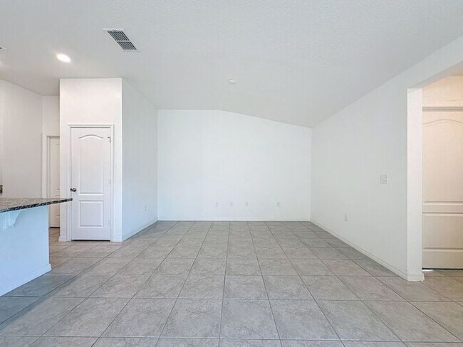 Building Photo - LIKE NEW HOME IN PRESERVATION POINT, Davenport