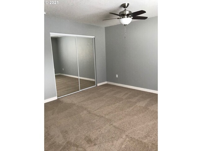 Building Photo - 6867 N Fessenden St