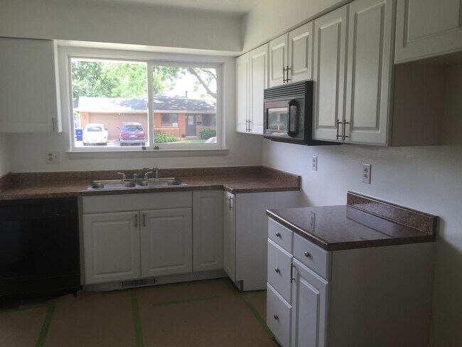 Building Photo - 4976 Labelle Dr