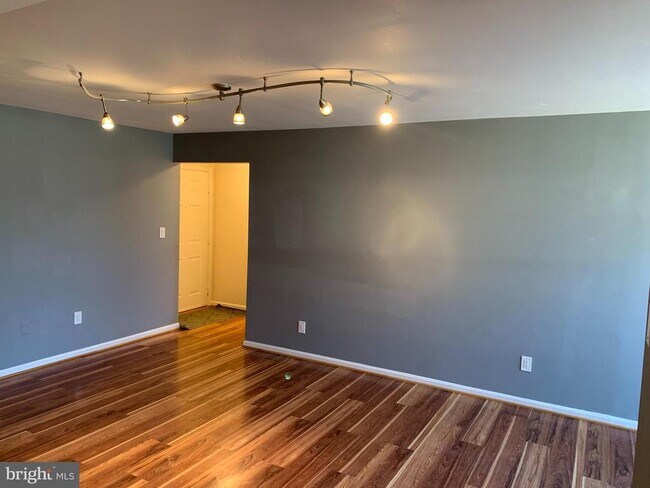 Building Photo - 2 Normandy Square Ct