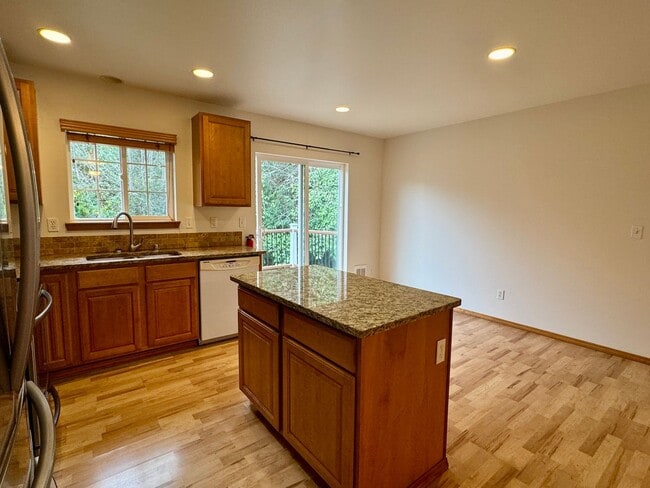 Building Photo - desirable Driftwood Keys daylight rambler...main floor primary suite