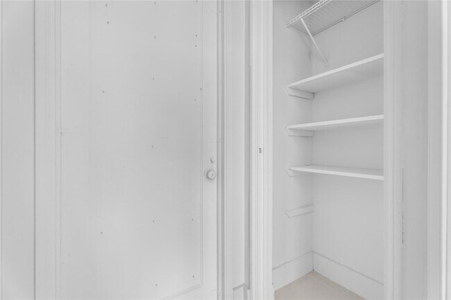 Building Photo - 343 Van Buren St