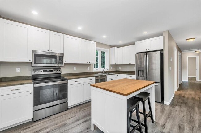 Building Photo - 4 Mill Pond Rd