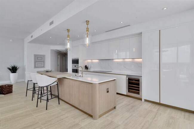 Building Photo - 525 N Fort Lauderdale Beach Blvd