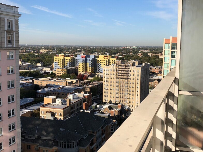 Building Photo - 5601 N Sheridan Rd