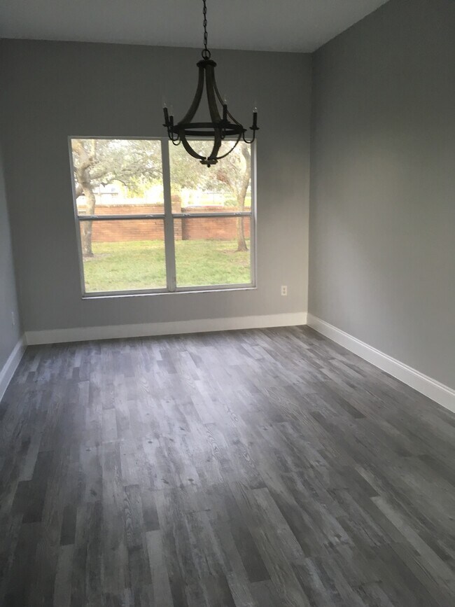 Building Photo - Updated Spacious Home in Oviedo