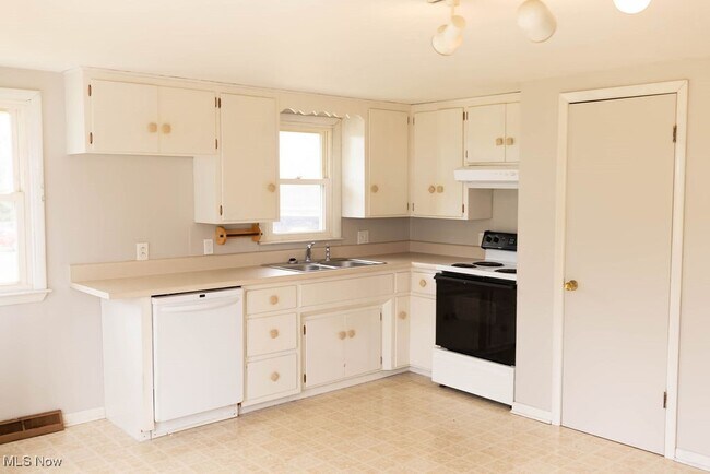 Building Photo - 1330 James Cir