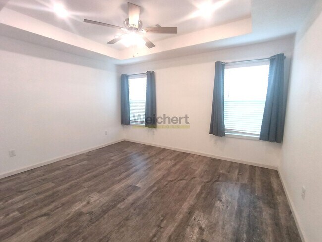 Building Photo - Modern 4Bed/2Bath house with fenced backyard and garage