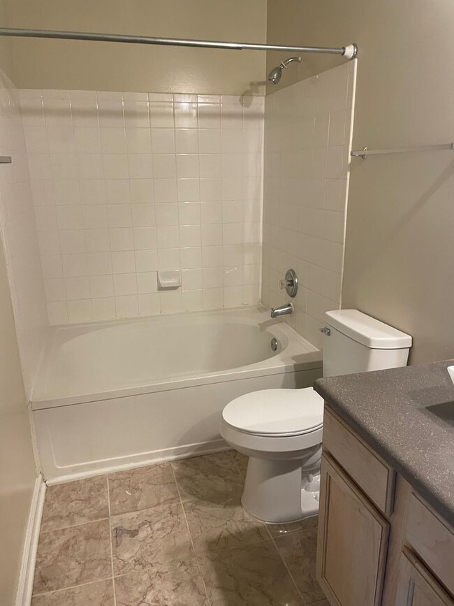 Building Photo - 1BR 1 B available 10/3/24- Carriage Hill
