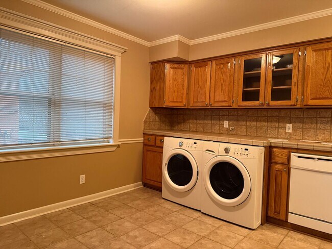 Building Photo - 323 Auburn Dr