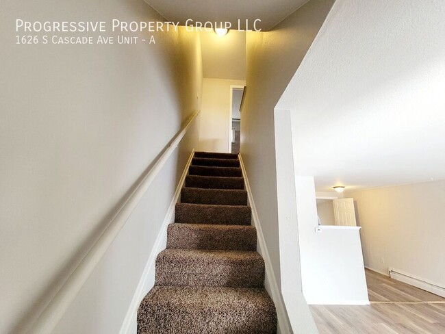 Building Photo - 2-Bedroom Townhome with Fenced Backyard an...