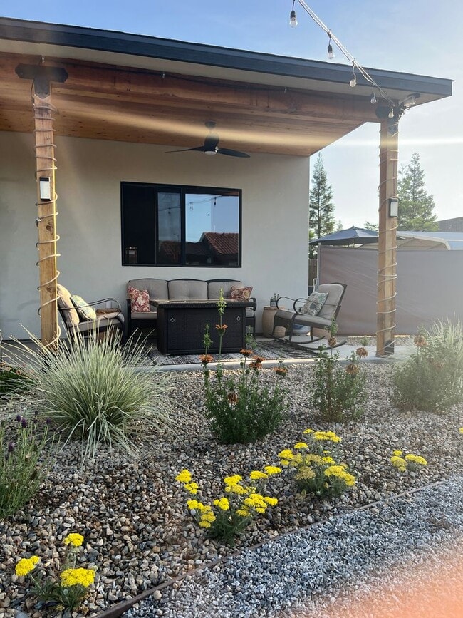 Building Photo - Karin's Kottage-New 2 Bedroom/2 Bath Furnished or Unfurnished Oasis for Lease