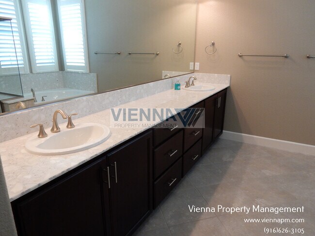 Building Photo - 5635 Saratoga Cir