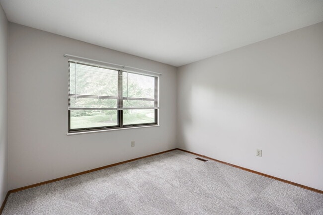 Building Photo - 652 Hidden Valley Ct