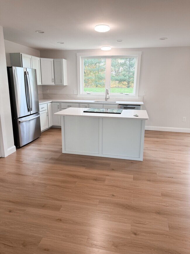 Building Photo - 959 W River Rd