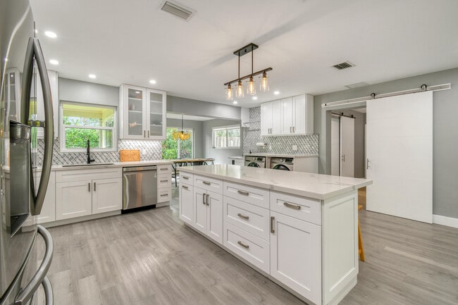 Building Photo - 400 Tequesta Dr