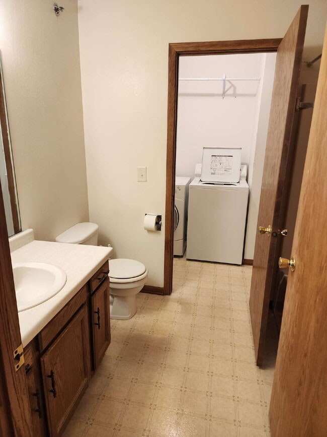 Building Photo - Large 2 Bedroom Apartment - Available August 1st